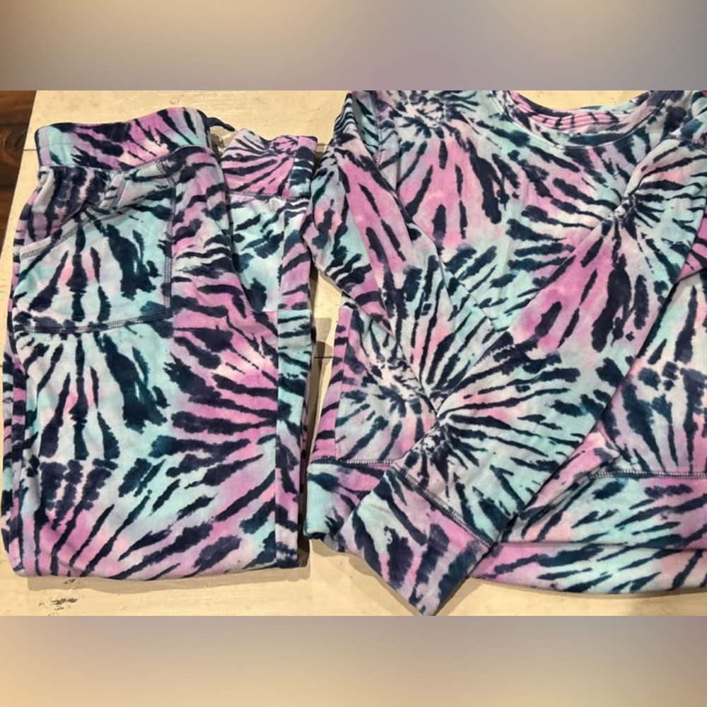 SO Cozy Tie-Dye Jogger Set